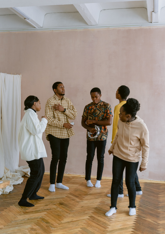 Gruppe steht und singt